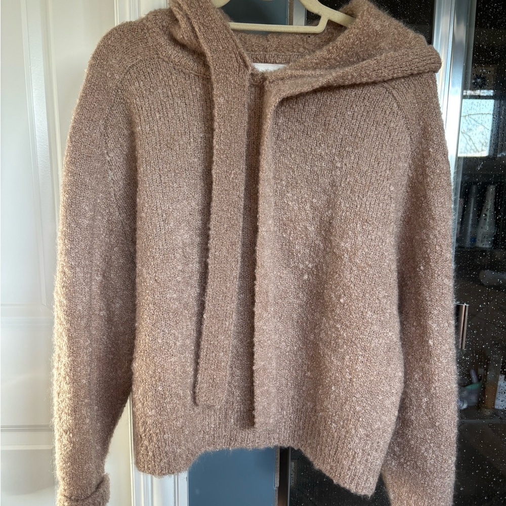 NWT adorable hooded sweater in Boucle material!